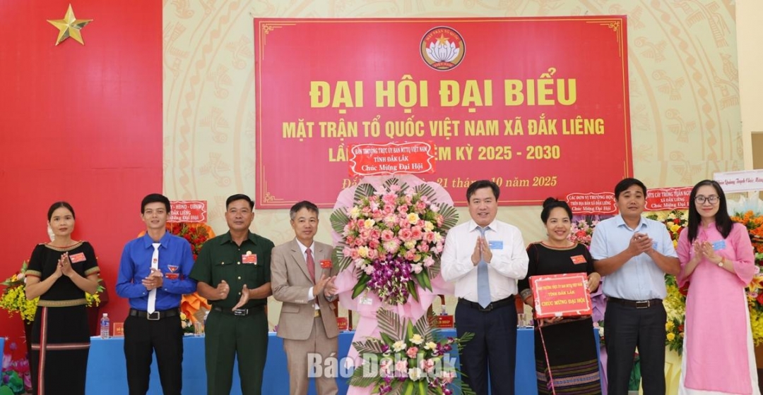 Ủy viên Ban Thường vụ Tỉnh ủy, Phó Chủ tịch Thường trực Ủy ban MTTQ Việt Nam tỉnh Trần Hữu Thế tặng hoa và quà chúc mừng đại hội.