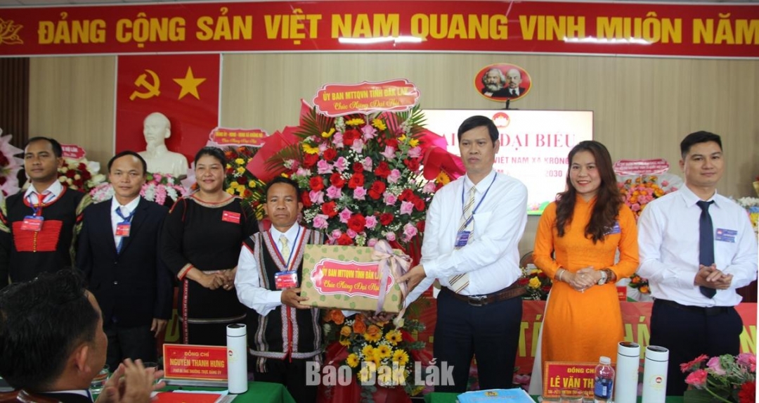 Tỉnh ủy viên, Phó Chủ tịch Ủy ban MTTQ Việt Nam tỉnh, Chủ tịch Liên đoàn Lao động tỉnh Lê Văn Thành tặng hoa và quà chúc mừng đại hội.