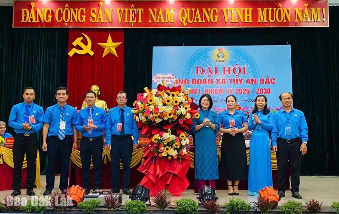 Lãnh đạo Liên đoàn Lao động tỉnh tặng hoa chúc mừng đại hội.