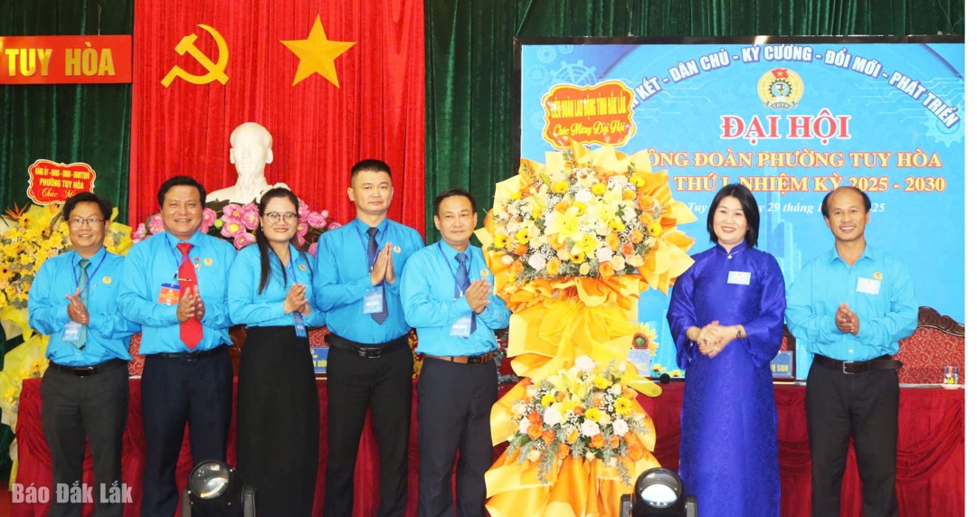 Lãnh đạo LĐLĐ tỉnh tặng hoa chúc mừng đại hội.