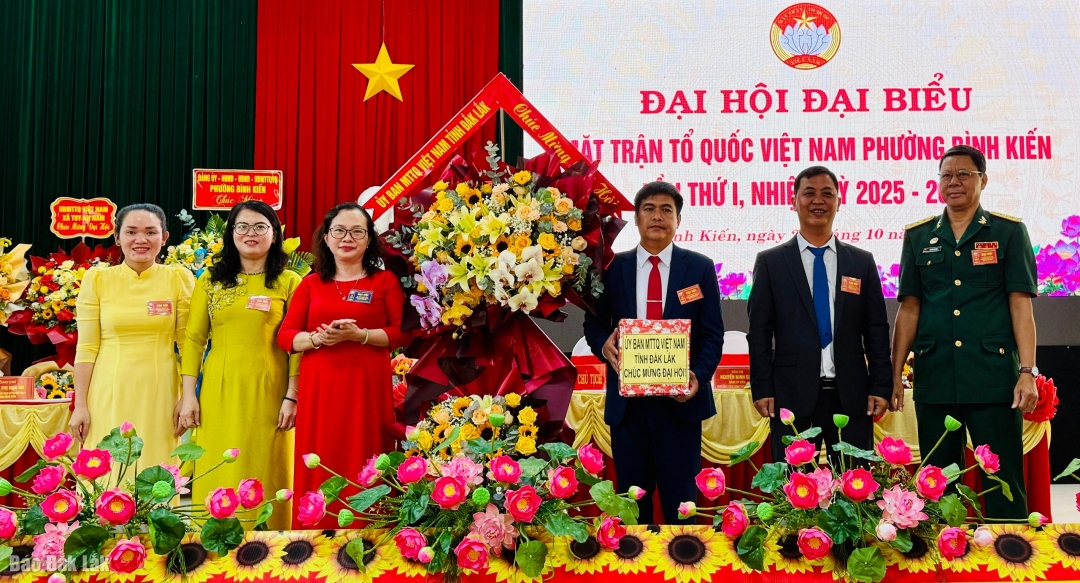 Phó Chủ tịch Ủy ban MTTQ Việt Nam tỉnh Phạm Thị Ngọc Tuyết tặng hoa và quà chúc mừng đại hội.