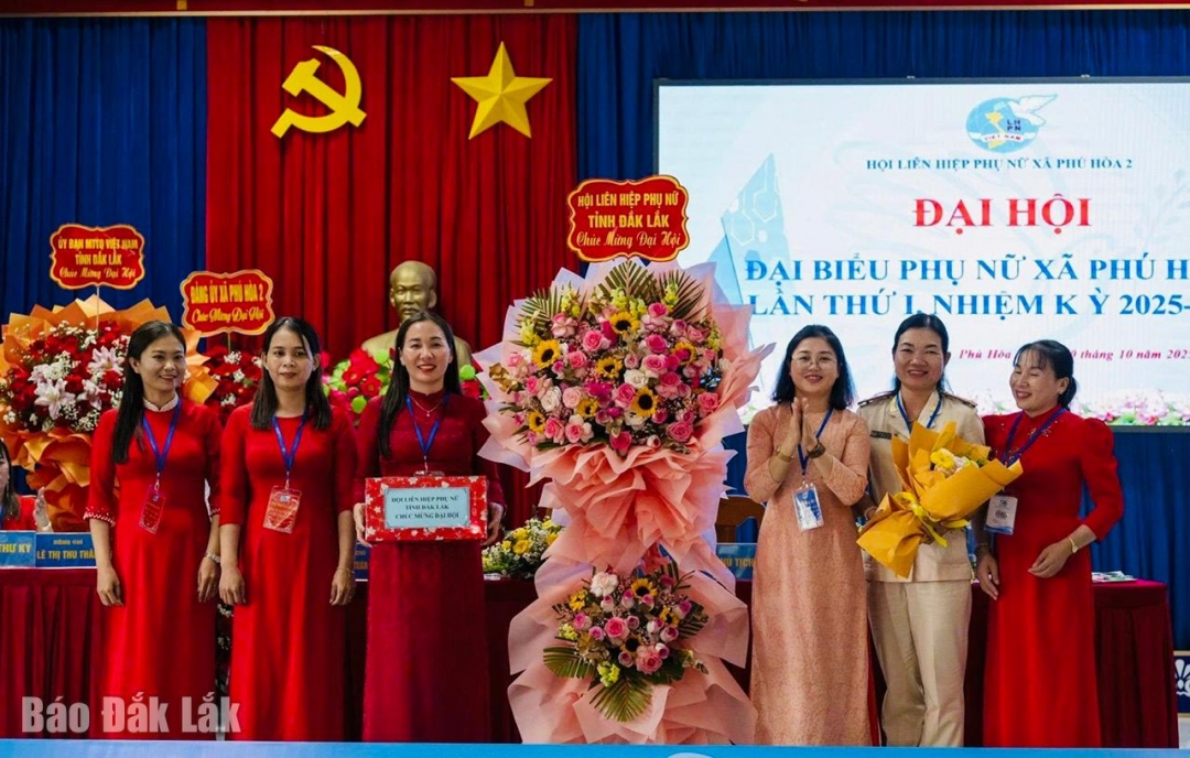 Bà Nguyễn Thị Kim Dung, Ủy viên Ban Thường vụ Hội LHPN tỉnh tặng hoa chúc mừng đại hội.