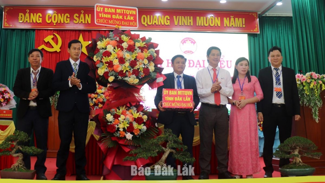 Phó Chủ tịch Ủy ban MTTQ Việt Nam tỉnh Phạm Văn Bảy tặng hoa và quà chúc mừng đại hội.