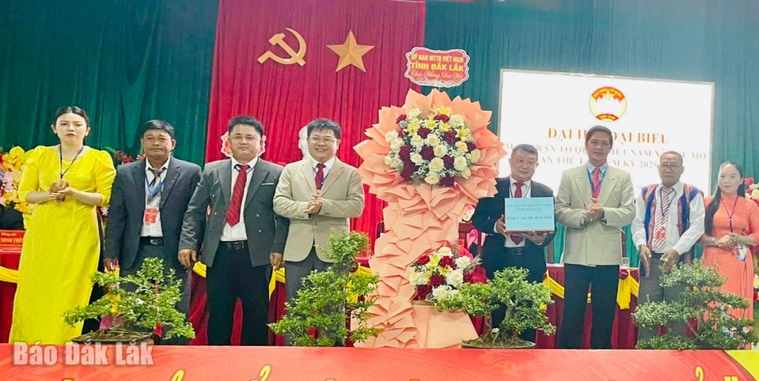 Phó Chủ tịch Ủy ban MTTQ Việt Nam tỉnh Phạm Văn Bảy tặng hoa và quà chúc mừng đại hội.