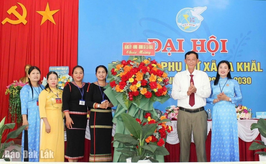 Lãnh đạo địa phương tặng hoa chúc mừng Đại hội