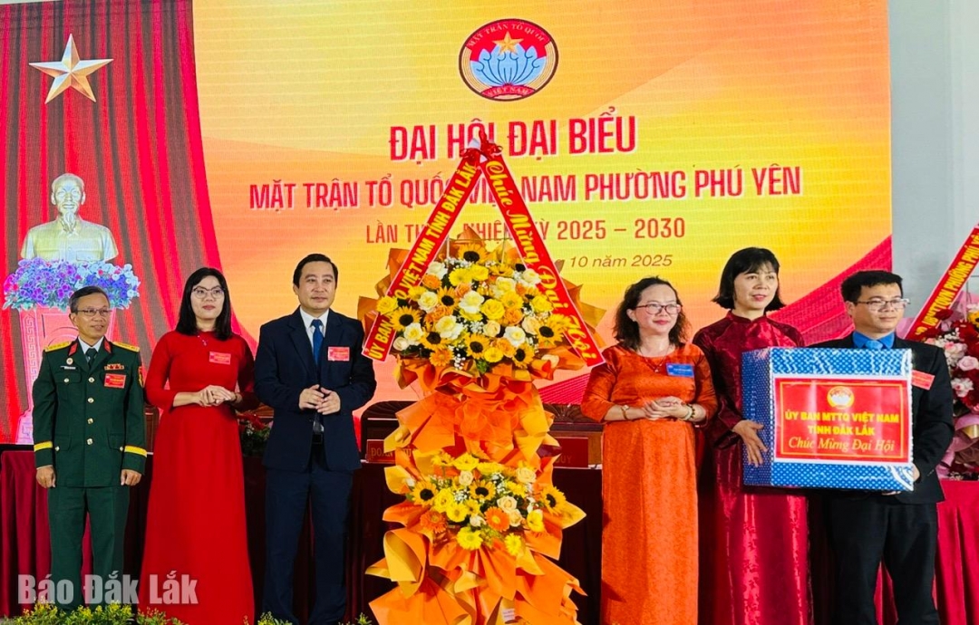 Phó Chủ tịch Ủy ban MTTQ Việt Nam tỉnh Phạm Thị Ngọc Tuyết tặng hoa chúc mừng đại hội.