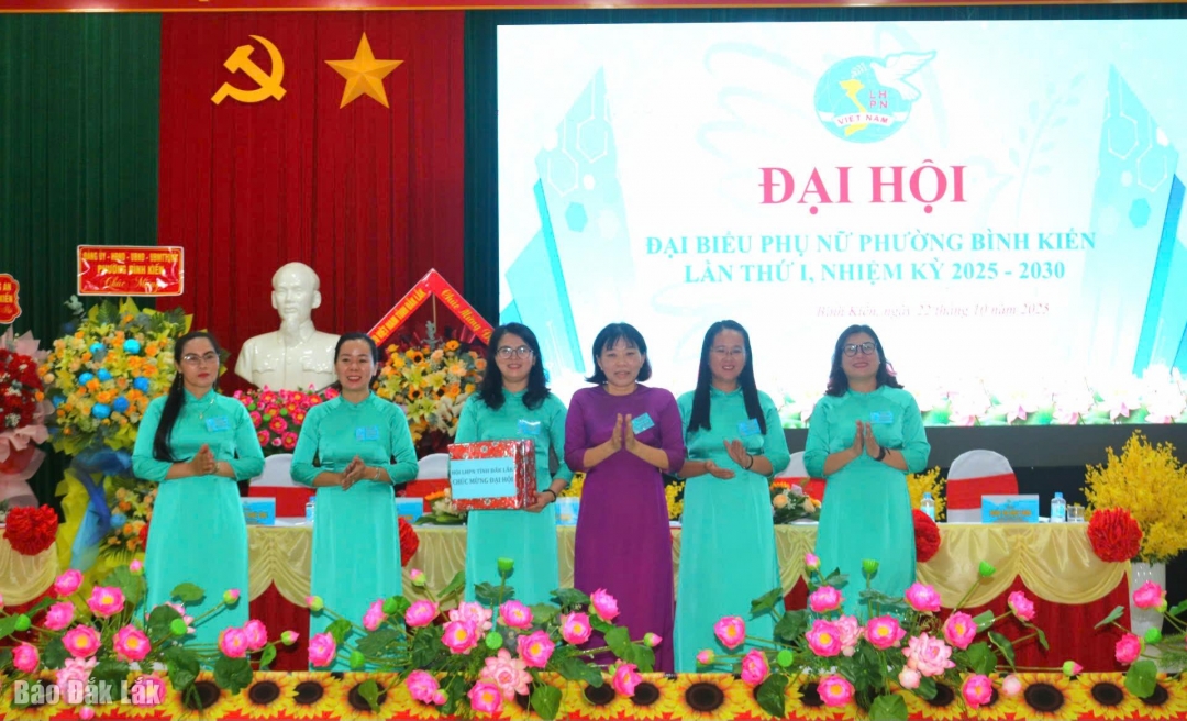 Đại diện lãnh đạo Hội Liên hiệp phụ nữ tỉnh tặng quà chúc mừng đại hội.