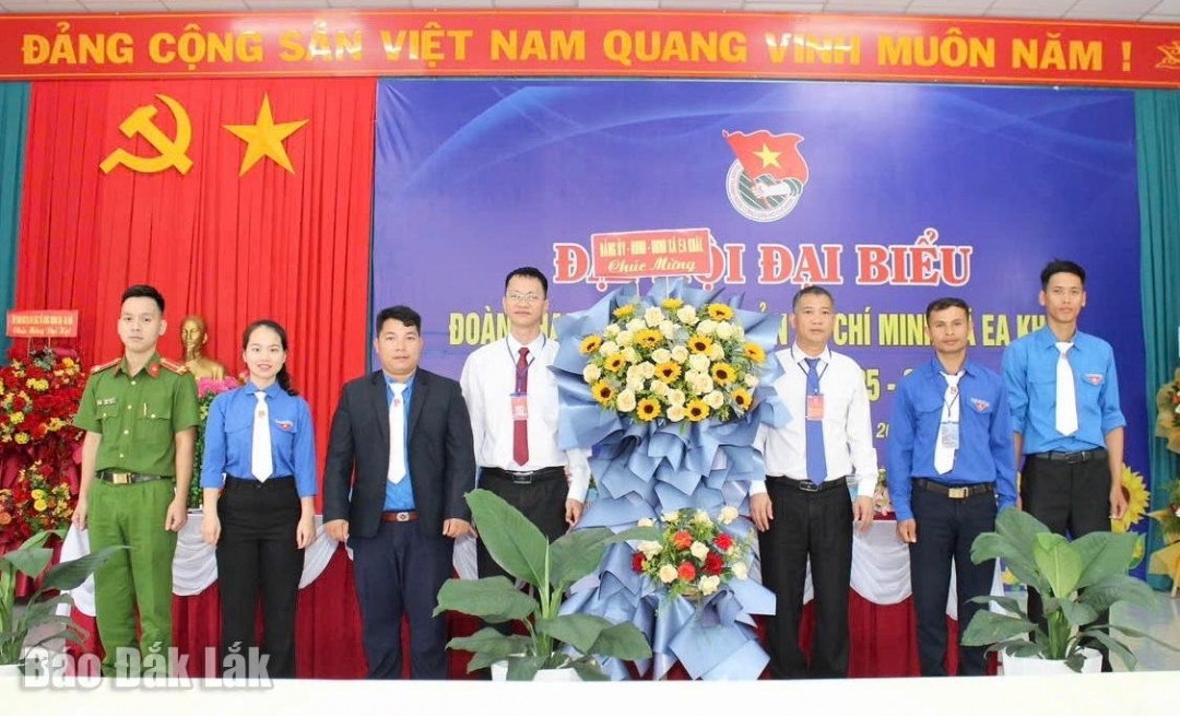 Lãnh đạo địa phương tặng hoa chúc mừng đại hội