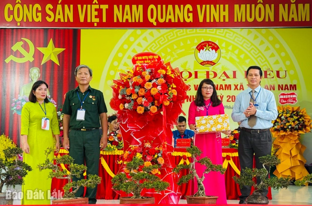 Đồng chí Phạm Văn Bảy, Tỉnh ủy viên, Phó Chủ tịch Ủy ban MTTQ Việt Nam tỉnh tặng hoa chúc mừng đại hội.