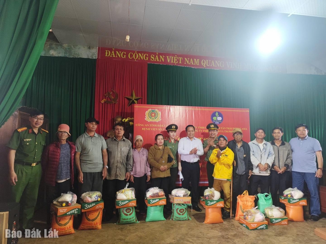 Ban tổ chức tặng quà cho các hộ gia đình khó khăn trên địa bàn xã