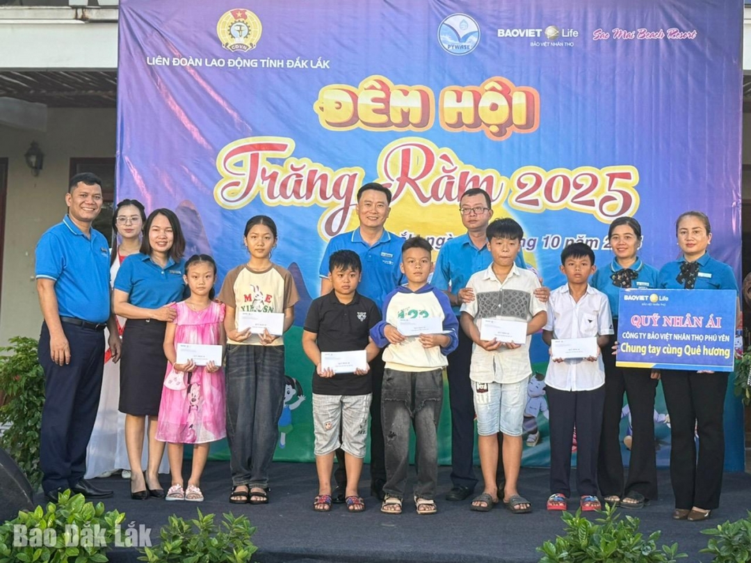 Lãnh đạo LĐLĐ tỉnh và các nhà tài trợ tặng quà cho các cháu thiếu nhi.
