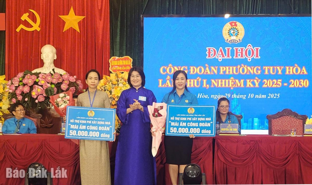 LĐLĐ tỉnh đã trao 2 biểu trưng “Mái ấm Công đoàn” cho đoàn viên công đoàn có hoàn cảnh khó khăn của phường.