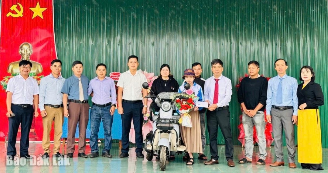 Ccá nhà hảo tâm, cùng các thầy cô giao trao tặng xe đạp cho em nhi