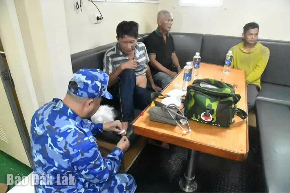 Quân y tàu CSB 369 sơ cứu vết thương cho các ngư dân trên tàu PY 91243TS. Ảnh: BTL Vùng CSB 2