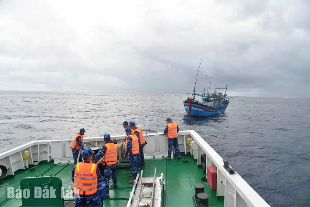 Tàu CSB 369 lai dắt tàu cá ông Huỳnh Kín về đảo Đá Nam để sửa chữa.