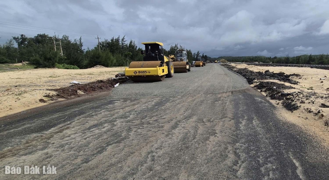 Thi công tuyến đường đoạn qua xã Ô Loan.