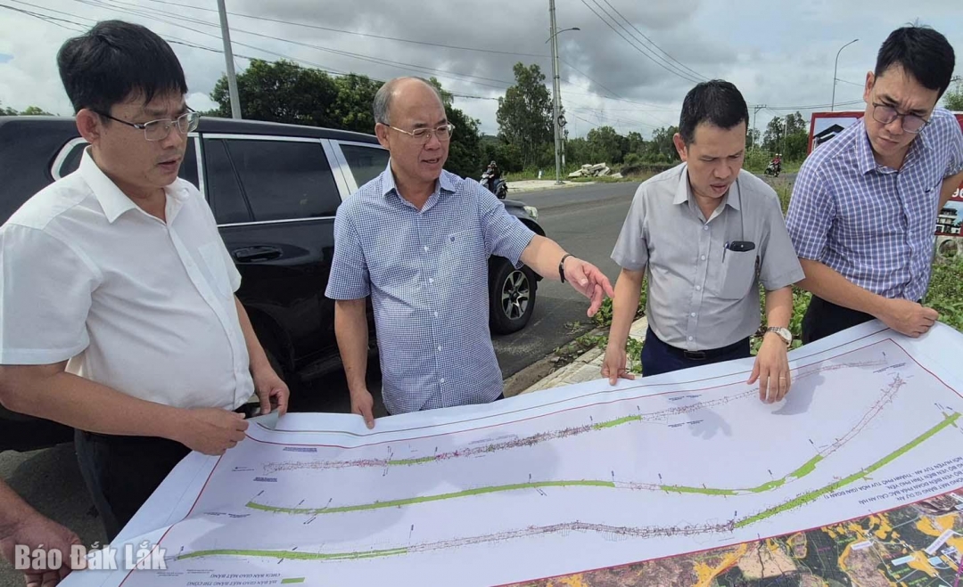 Phó Chủ tịch UBND tỉnh Trương Công Thái (thứ 2 từ trái sang) kiểm tra thực địa dự án đoạn qua xã Bình Kiến.