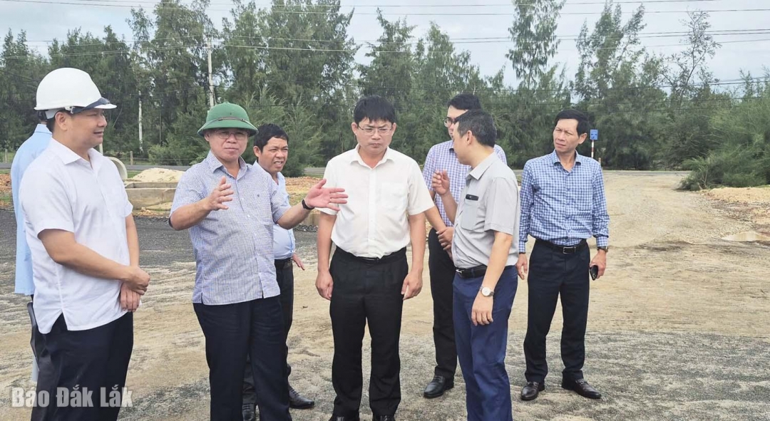 Đồng chí Trương Công Thái, Phó Chủ tịch UBND tỉnh yêu cầu các đơn vị phối hợp đẩy nhanh tiến độ giải phóng phần mặt bằng còn đang vướng để bàn giao cho nhà thầu thi công.