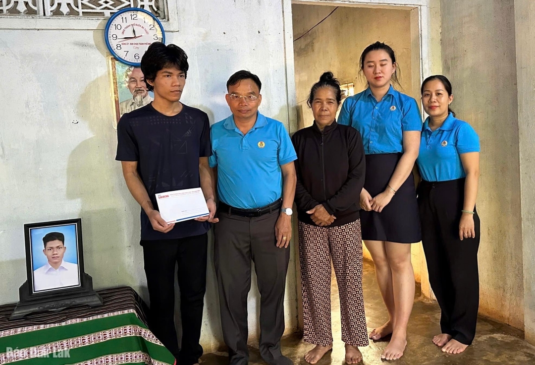 Phó Chủ tịch LĐLĐ tỉnh Nguyễn Phú Lập (thứ 2 từ trái sang) trao kinh phí hỗ trợ từ Quỹ Xã hội hội từ thiện Tấm lòng vàng cho gia đình. 