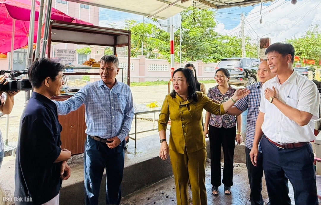 Đồng chí Cao Thị Hòa An ân cần thăm hỏi tình hình đời sống, sức khỏe của người dân tại chợ Hòa Kiến.