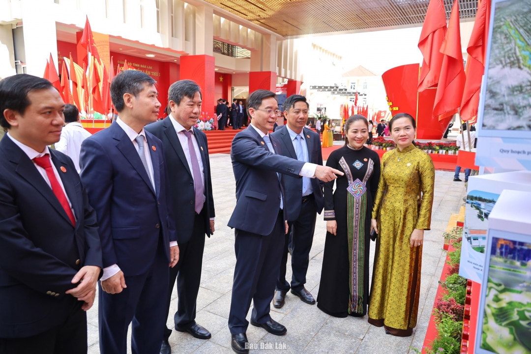 Các đồng chí Thường trực Tỉnh ủy, Ban Thường vụ Tỉnh ủy xem triển lãm ảnh tại Đại hôi. 