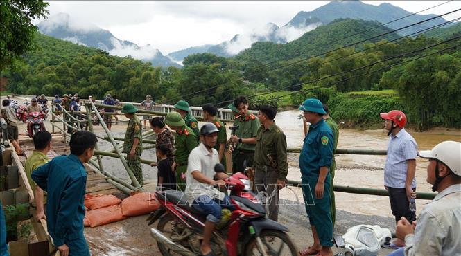 Tại Thanh Hóa, người dân và chính quyền đã kịp thời khắc phục sự cố đầu Cầu Sơn Thủy trên QL16 tại lý trình Km89+580 tại bản Chung Sơn bị hư hỏng nặng chân, mố cầu, và bị sập hoàn toàn mặt đường nhựa dài hơn 10 mét. Ảnh: TTXVN
