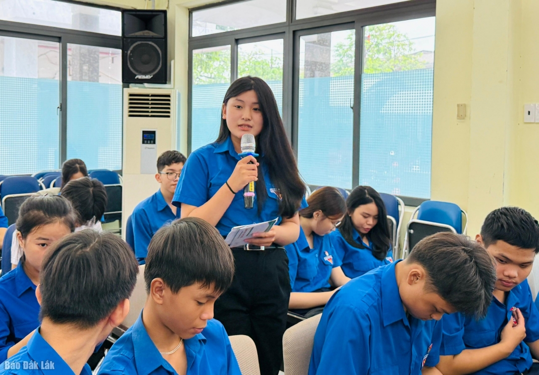 Thanh niên tham gia phát biểu ý kiến tại buổi đối thoại.