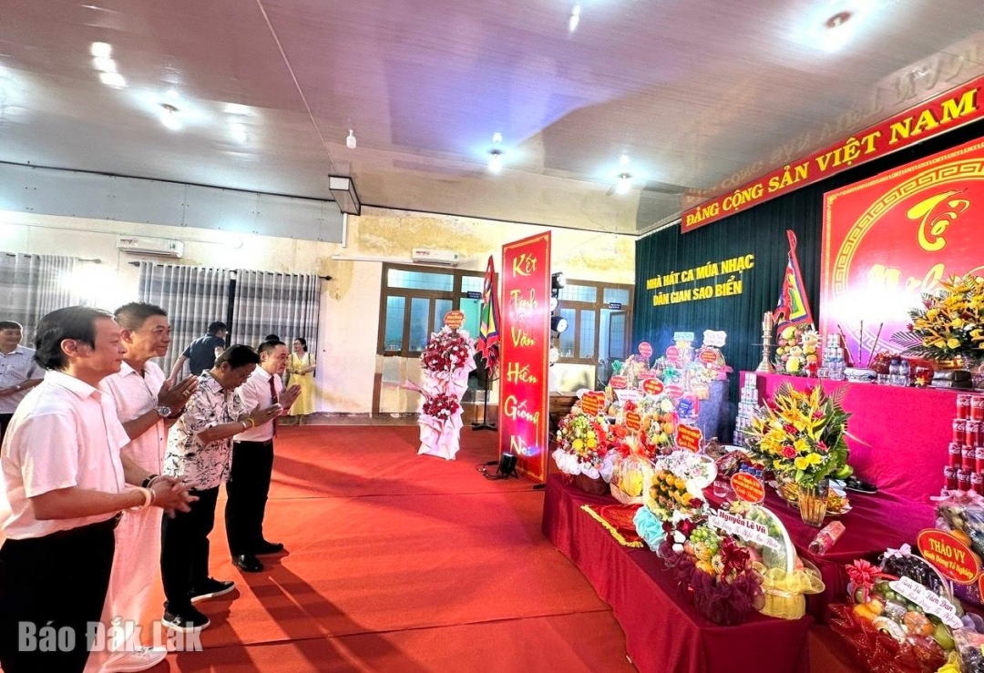 Các đại biểu và nghệ sĩ dâng hương tưởng nhớ Tổ nghiệp.