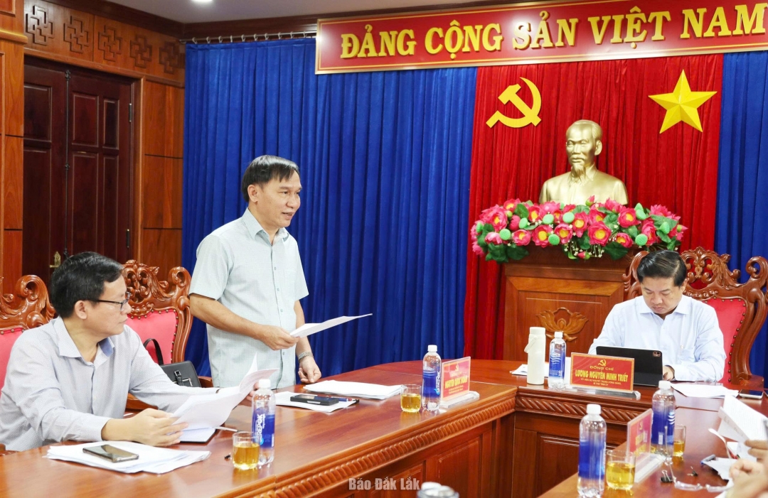 Đồng chí Nguyễn Quốc Hoàn, Ủy viên Ban Thường vụ, Trưởng Ban Nội chính Tỉnh ủy báo cáo tình hình hoạt động của Ban.