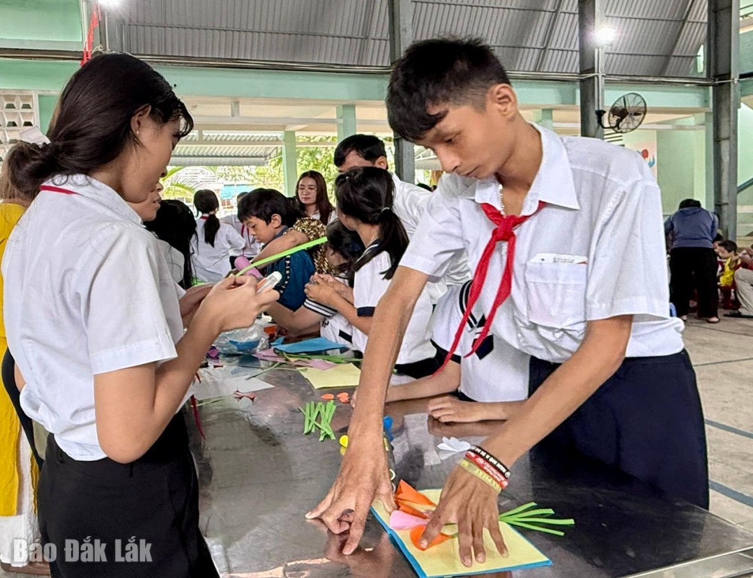 Các em học sinh của trung tâm tự tay làm thiệp để tặng mẹ, tặng cô.