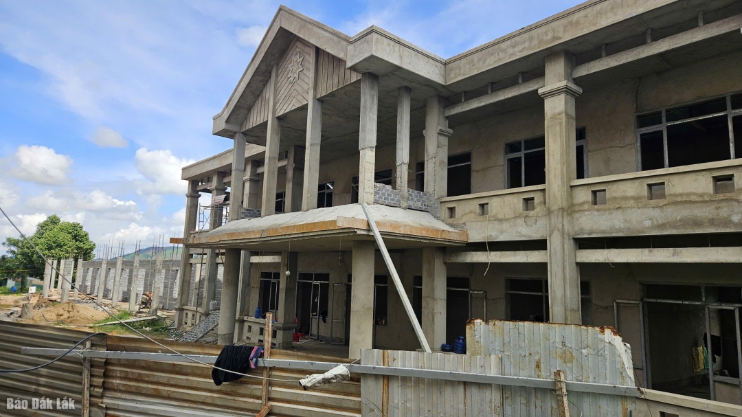Trường THPT Krông Bông (xã Yang Mao) đang được đầu tư xây dựng thêm một dãy phòng học 2 tầng. (Ảnh minh họa)