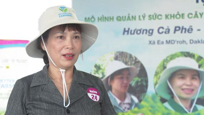 Bà Trần Thị Thanh Thủy, một trong những nữ nông dân tham gia Câu lạc bộ, chia sẻ niềm vui khi được nâng cao kỹ thuật canh tác và có thêm kiến thức chăm sóc sức khoẻ.