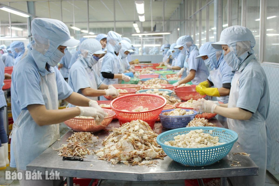 Khu vực công nghiệp - xây dựng đứng thứ hai về tốc độ tăng trưởng với mức tăng 9,34%. Trong ảnh: Chế biến thủy sản xuất khẩu tại một doanh nghiệp ở phường Sông Cầu.