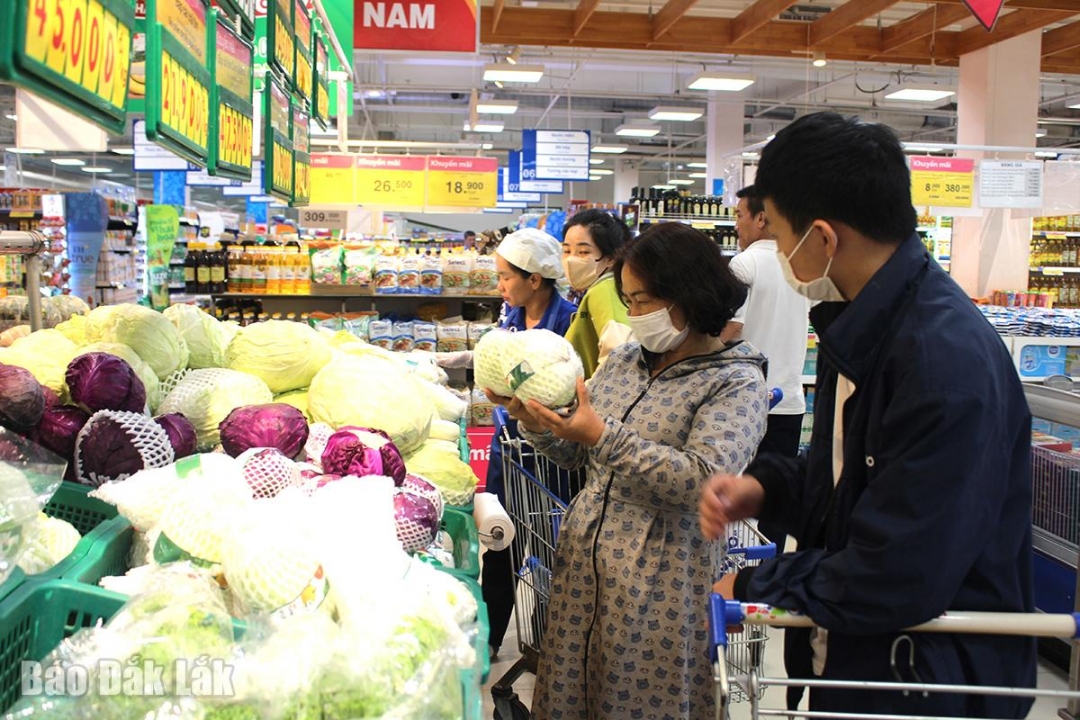 Người dân lựa chọn hàng hóa tại Siêu thị Co.opmart Buôn Ma Thuột. 