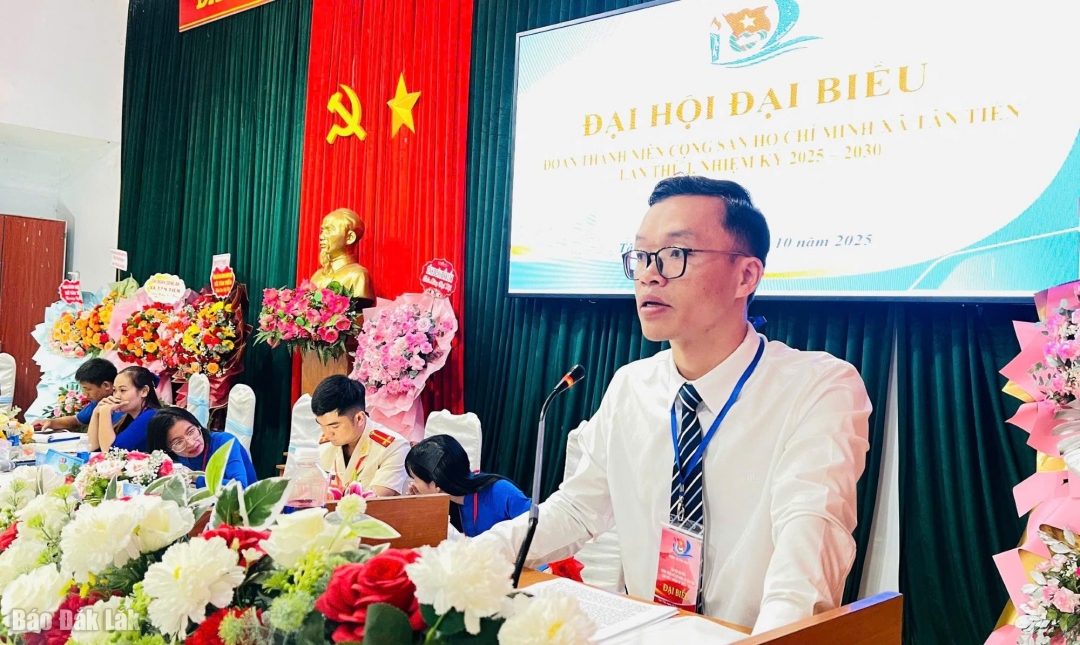 Phó Bí thư Thường trực Đảng ủy xã Huỳnh Văn Quý phát biểu ý kiến.