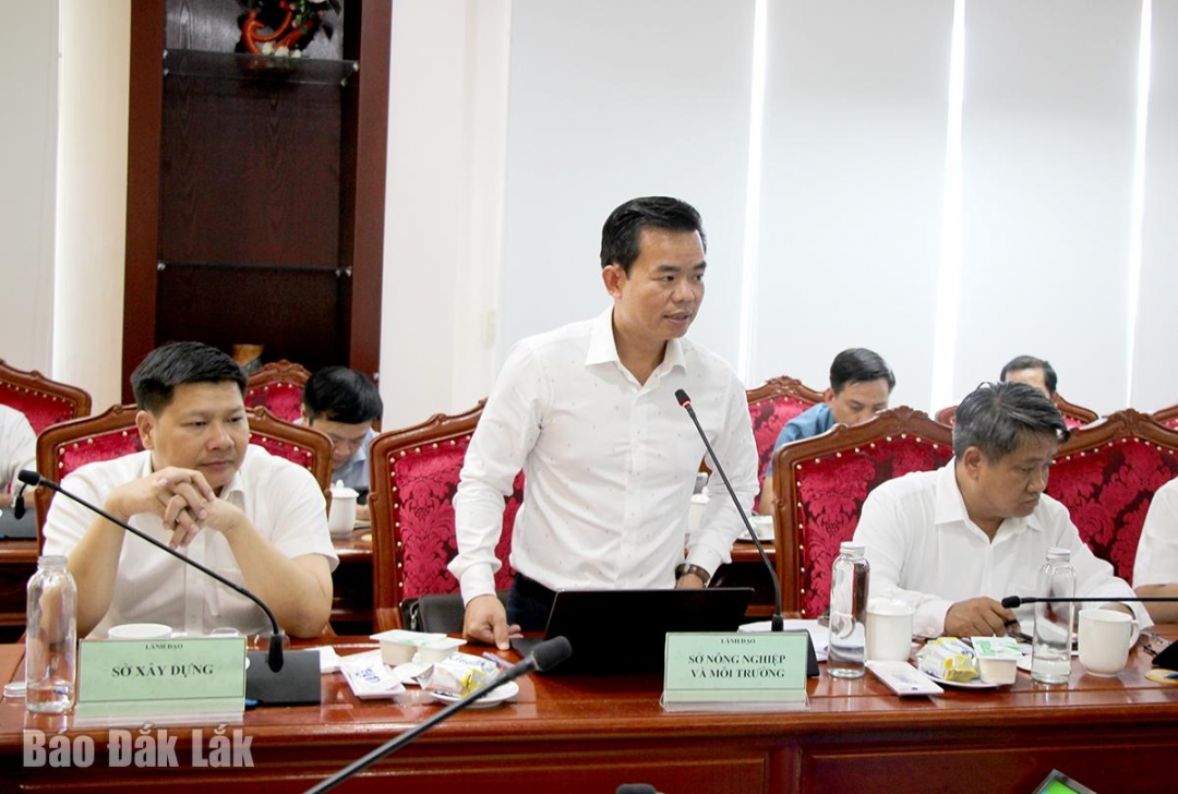 Ông Nguyễn Thái Hòa, Phó Giám đốc Sở Nông nghiệp và Môi trường báo cáo tình hình triển khai các thủ tục về mỏ vật vật liệu xây dựng.