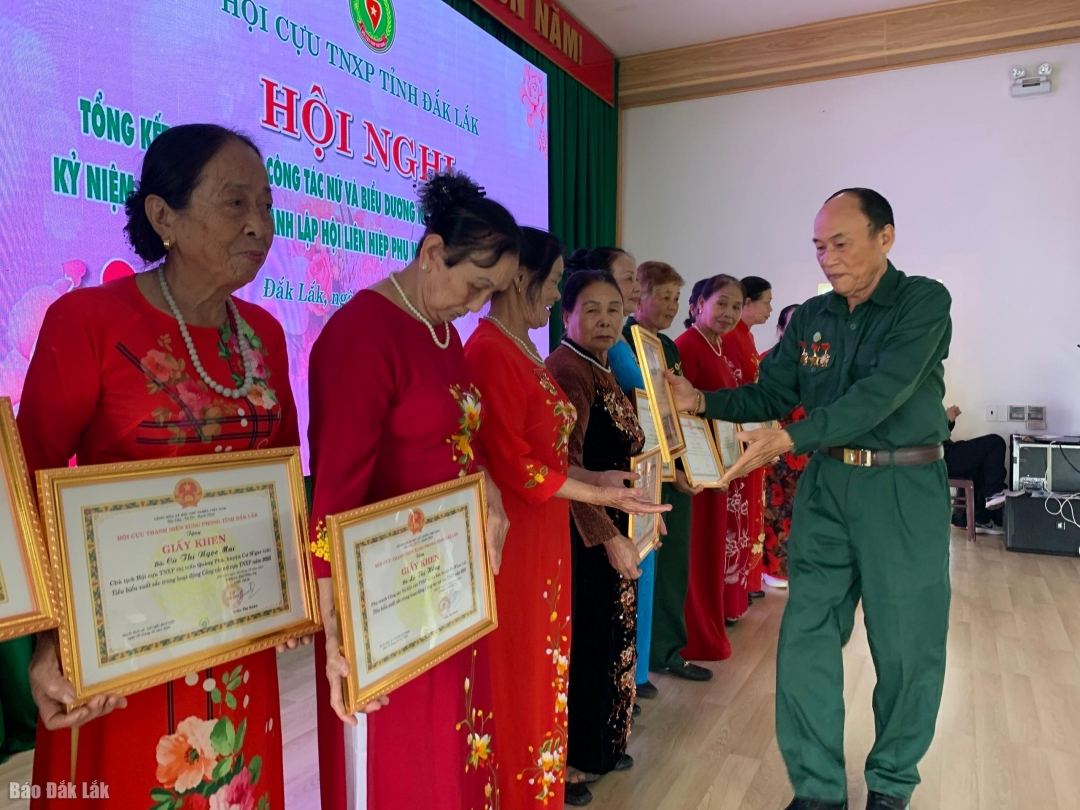 Đại diện BCH Hội Cựu TNXP trao giấy khen cho các cá nhân có thành tích xuất sắc trong công tác Hội.