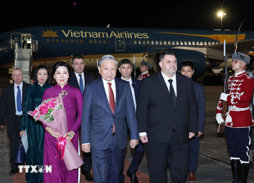 Lễ đón Tổng Bí thư Tô Lâm và Phu nhân tại sân bay quốc tế Sofia. Ảnh: TTXVN