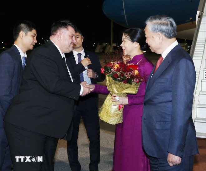 Lễ đón Tổng Bí thư Tô Lâm và Phu nhân tại sân bay quốc tế Sofia. Ảnh: TTXVN