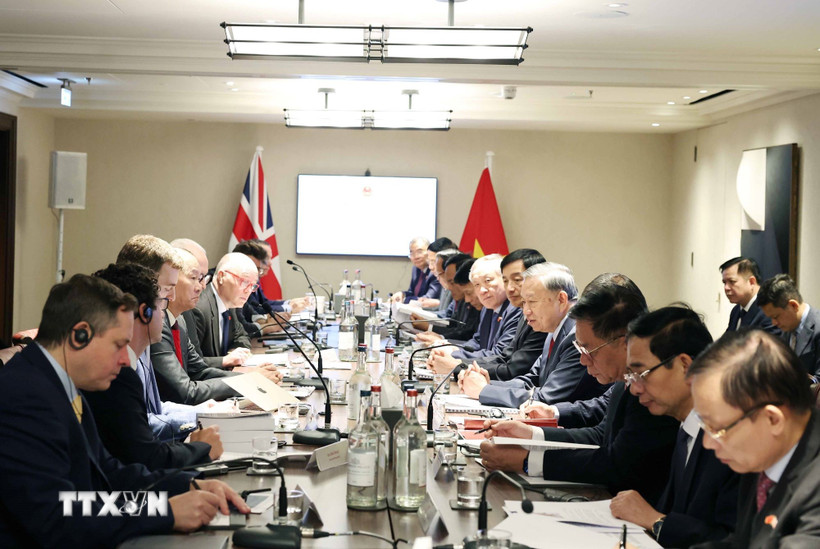 Tổng Bí thư Tô Lâm dự tọa đàm với các chuyên gia công nghệ của Anh và thế giới về AI và Chip bán dẫn. Ảnh: TTXVN