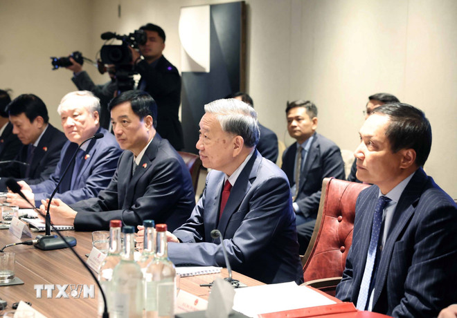 Tổng Bí thư Tô Lâm dự tọa đàm với các chuyên gia công nghệ của Anh và thế giới về AI và Chip bán dẫn. Ảnh: TTXVN