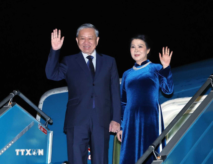 Tổng Bí thư Tô Lâm và Phu nhân rời Hà Nội, lên đường thăm chính thức Liên hiệp Vương quốc Anh và Bắc Ireland. Ảnh: TTXVN
