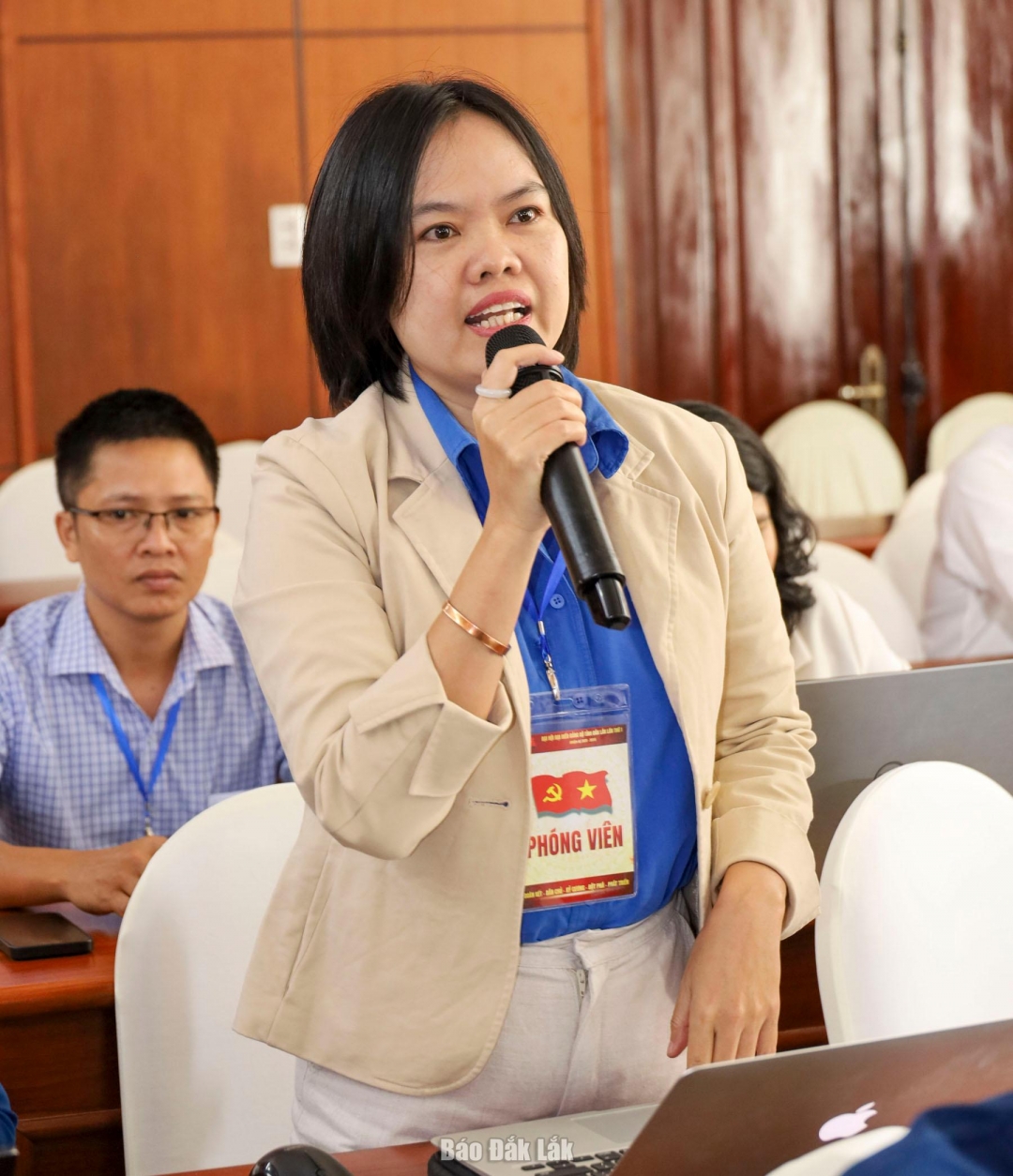 Phóng viên Nam Trang, Đài tiếng nói Việt Nam khu vực Tây Nguyên nêu ý kiến tại họp báo. Ảnh: Ngọc Thắng