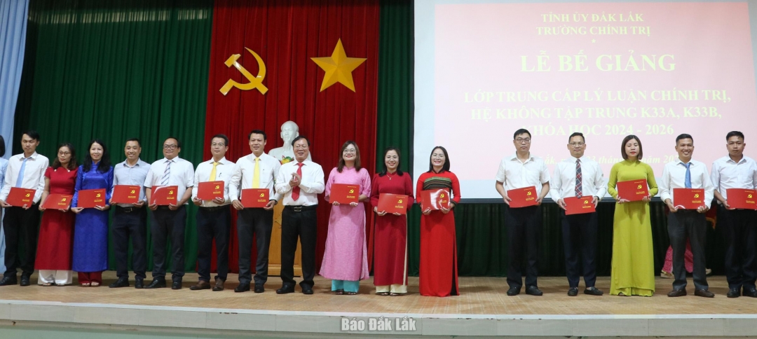 Tỉnh ủy viên, Hiệu trưởng Trường Chính trị tỉnh Huỳnh Chiến Thắng trao bằng tốt nghiệp cho các học viên.