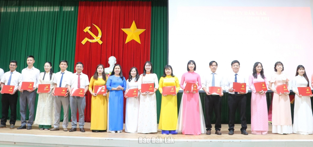 Phó Hiệu trưởng Trường Chính trị tỉnh Nguyễn Thị Kim Thoa trao bằng tốt nghiệp cho các học viên.