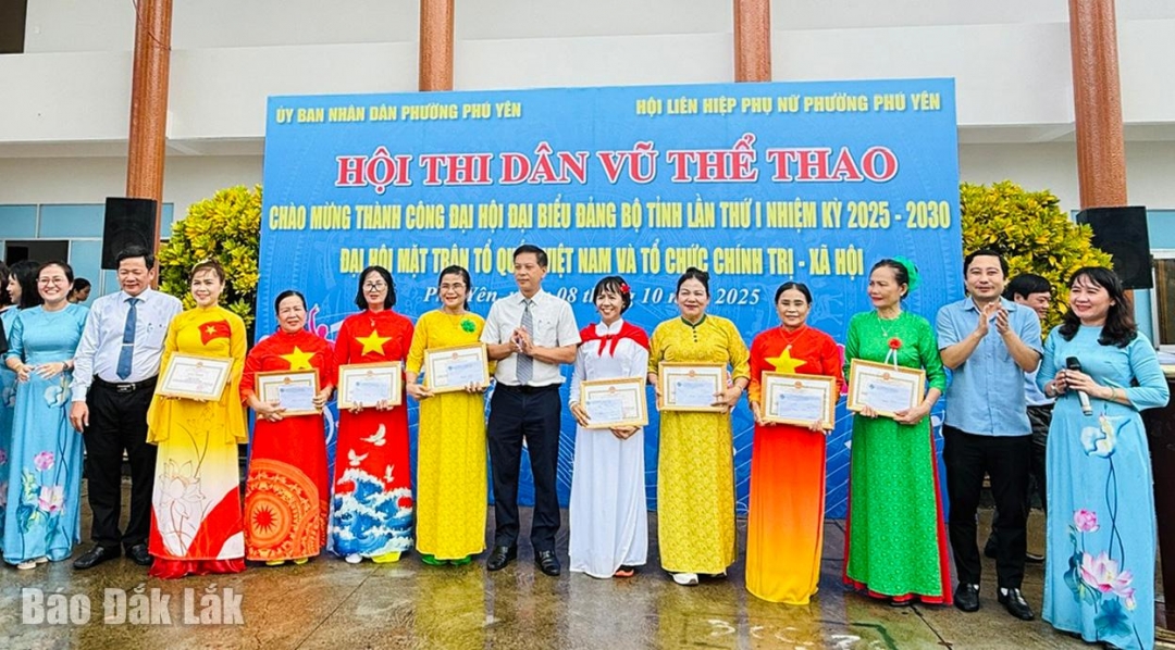 Ban tổ chức trao giải cho các đội thi.