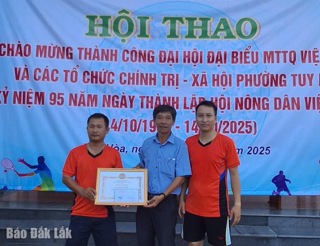 Ban Tổ chức trao giải nhất bóng chuyền cho Liên quân Chi hội Nông dân Vĩnh Phú, Phú Ân.