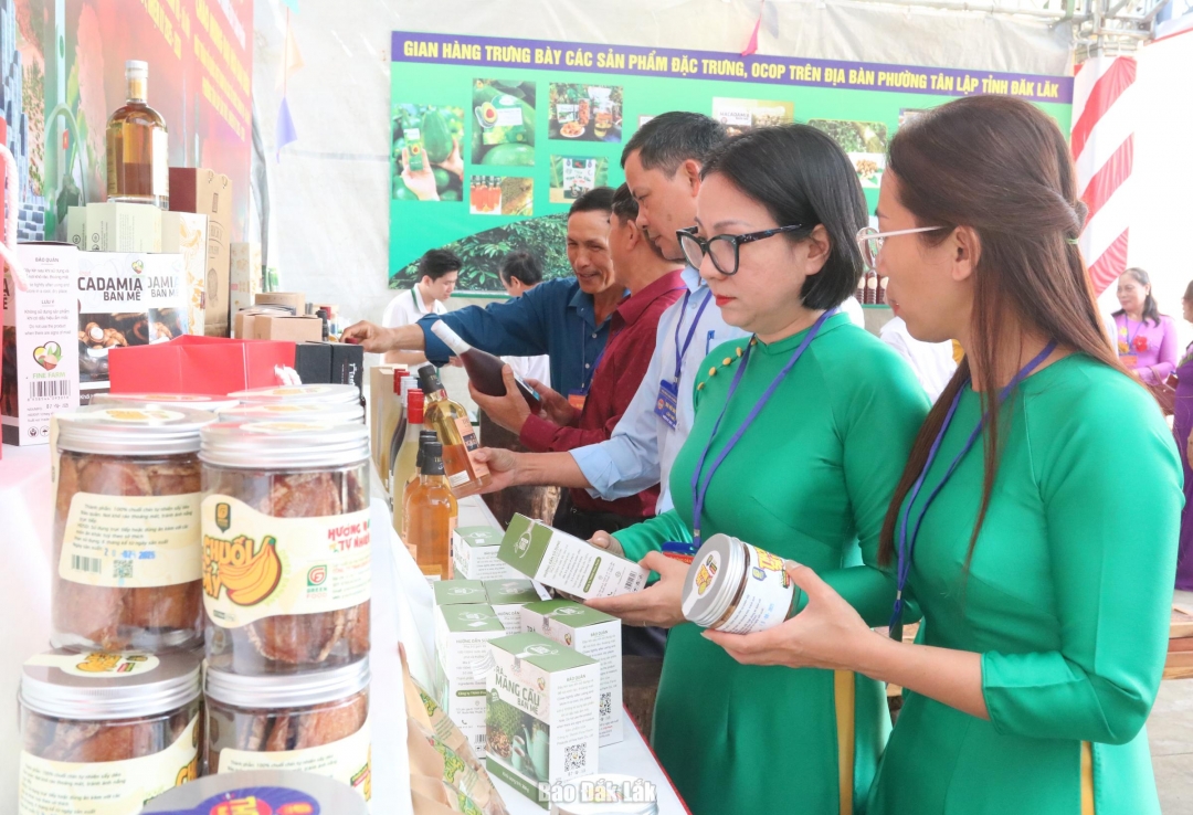 Các đại biểu xem gian hàng trưng bày sản phẩm địa phương.