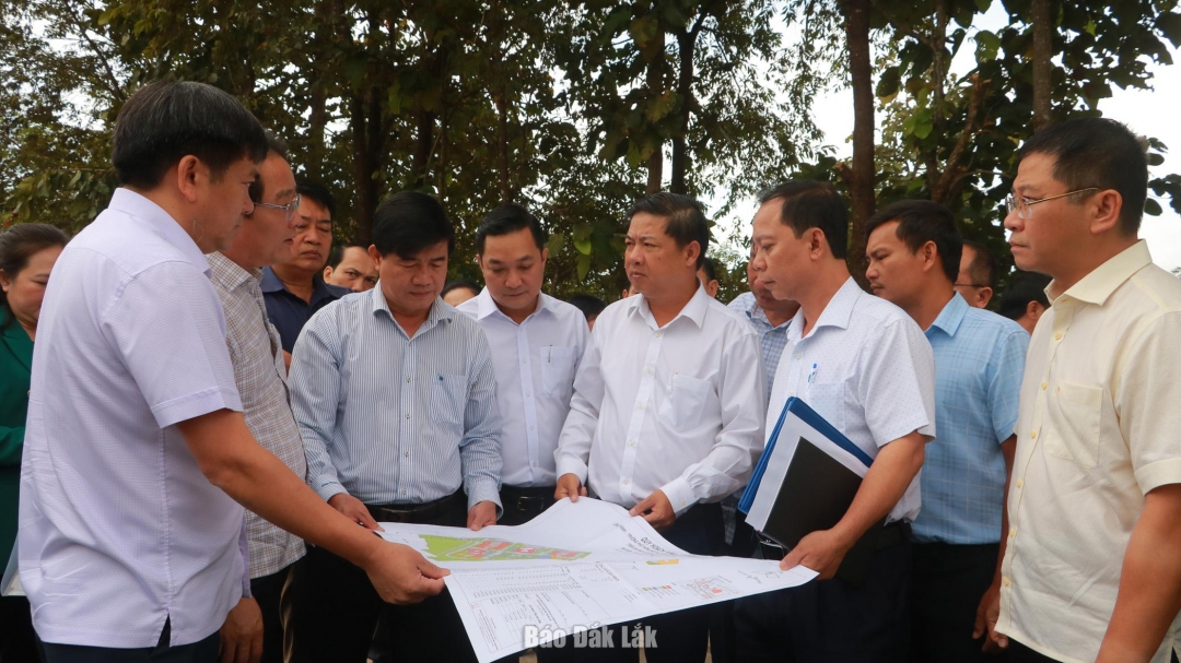 Đồng chí Lương Nguyễn Minh Triết cùng đoàn khảo sát địa điểm xây dựng Trường phổ thông nội trú liên cấp tiểu học và THCS Buôn Đôn.