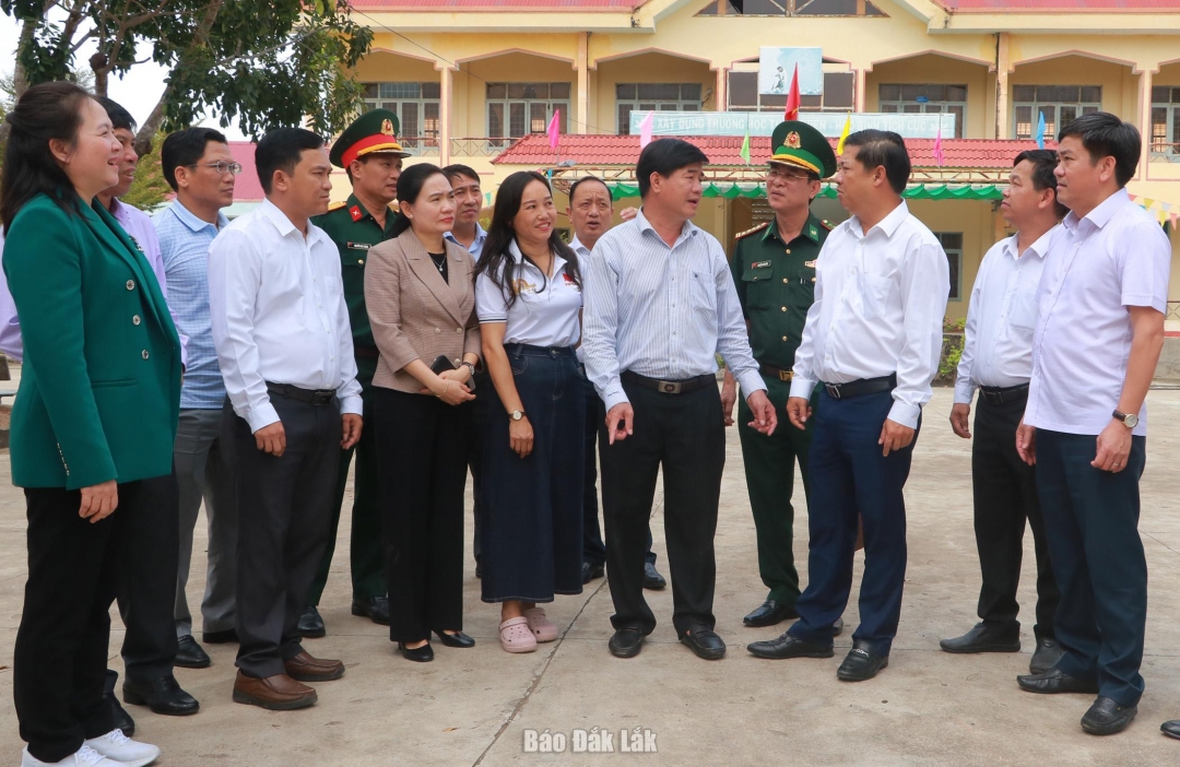 Đồng chí Lương Nguyễn Minh Triết cùng đoàn công tác khảo sát địa điểm xây dựng Trường phổ thông nội trú liên cấp tiểu học và THCS Ia Rvê.